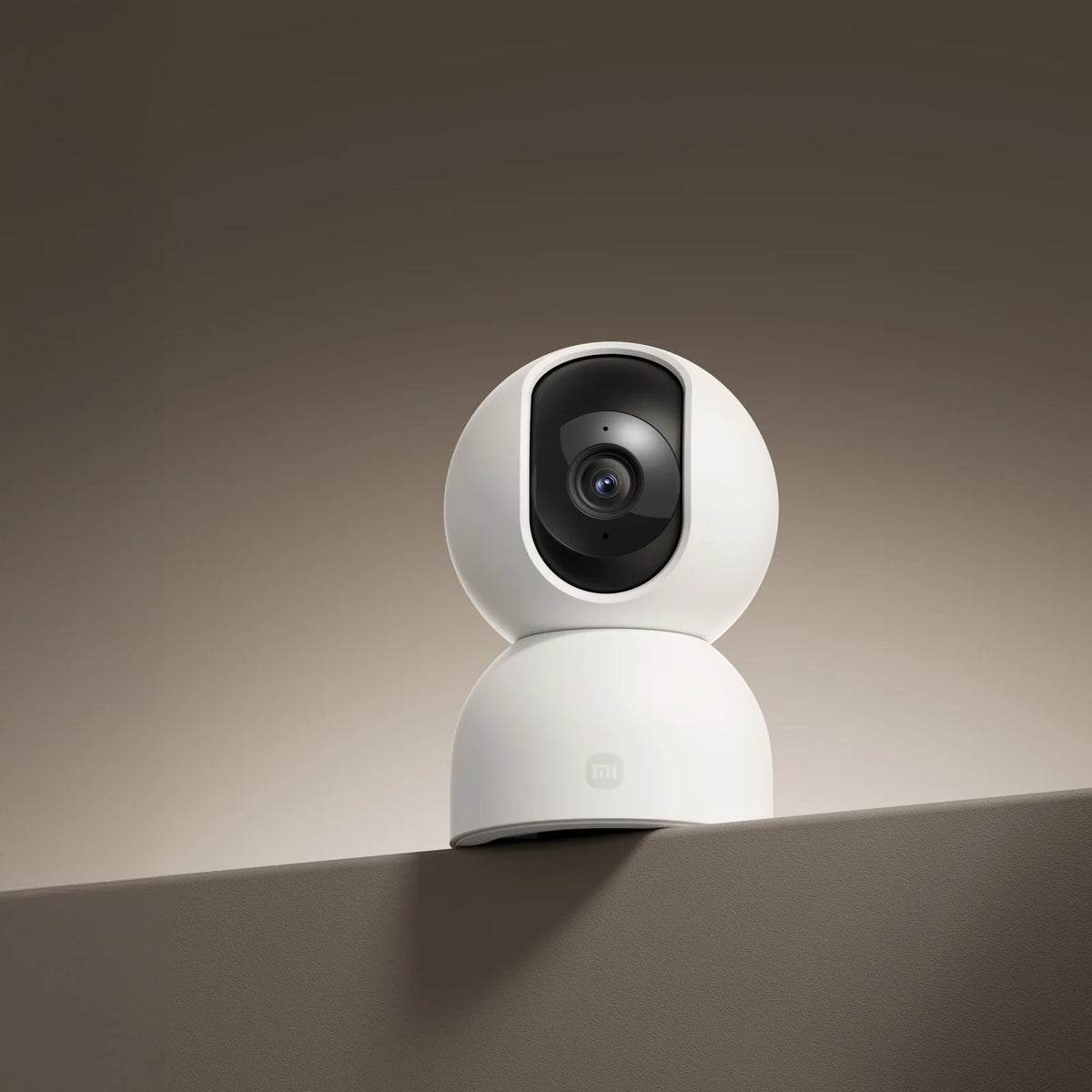 Xiaomi Smart Camera C401 op een richel in warm licht