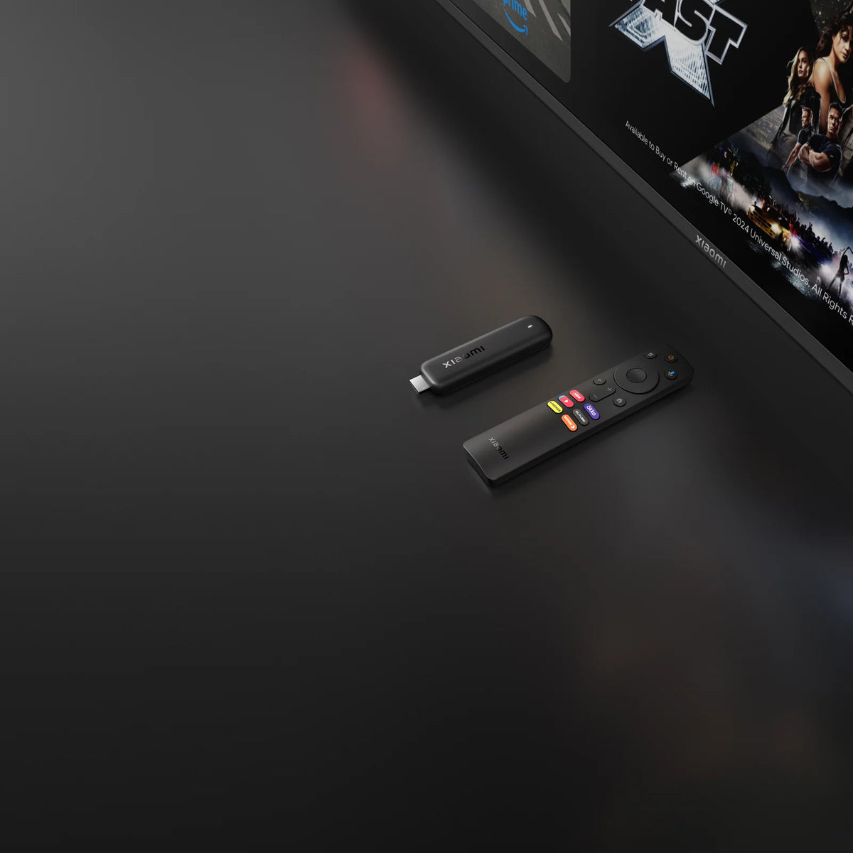 Xiaomi TV Stick HD (2nd Gen) met de afstandsbediening op een tv-meubel