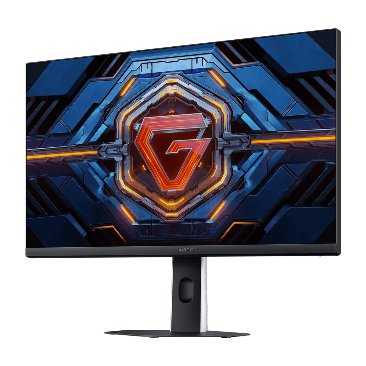 Xiaomi Gaming Monitor G24i 2026 schuin van links gezien, met het oranje G-logo op het scherm