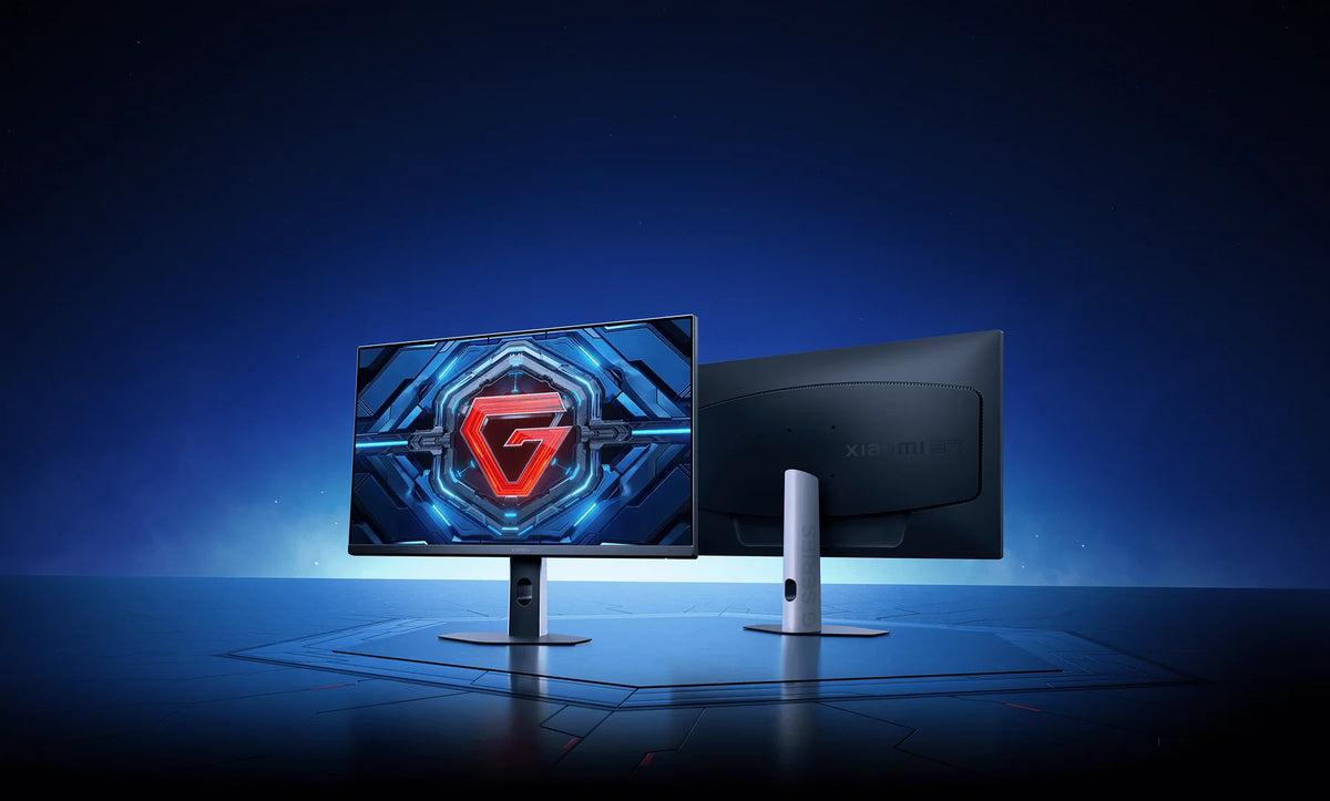 Voor- en achterkant van de Xiaomi Gaming Monitor G27i 2026 naast elkaar op een blauw verlicht podium