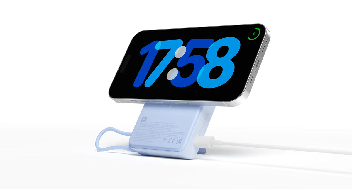 Xiaomi Magnetic Power Bank 10000 met uitgeklapte standaard en een telefoon op het bureau