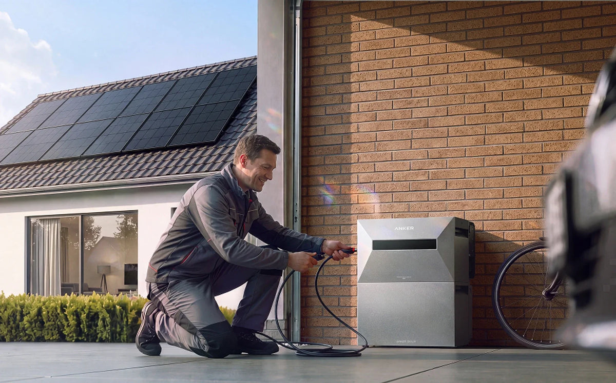 Installateur plaatst de Anker SOLIX Solarbank Max Hybrid bij een woning