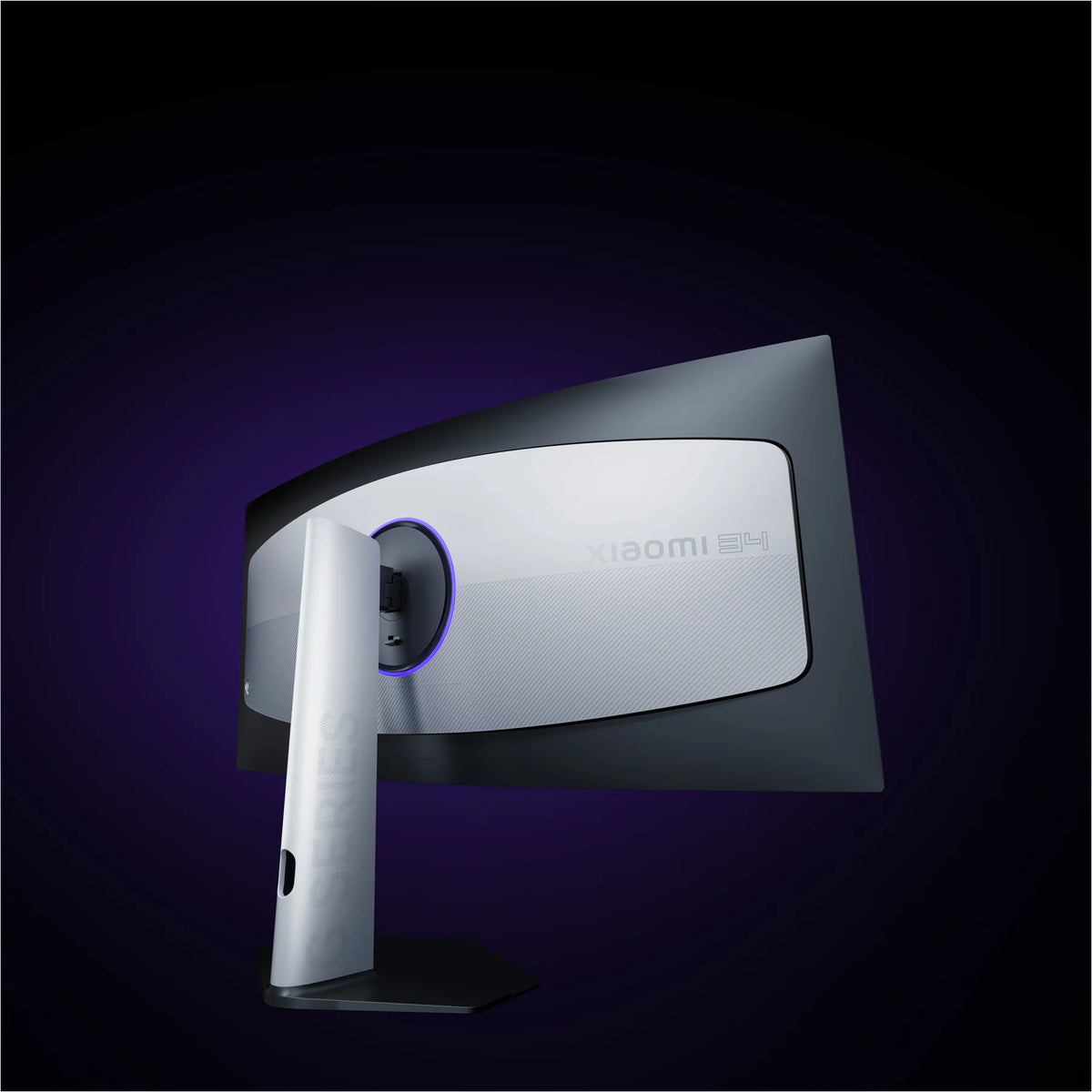Witte achterkant van de Xiaomi Curved Gaming Monitor G34WQi 2026 schuin van achteren in paars licht