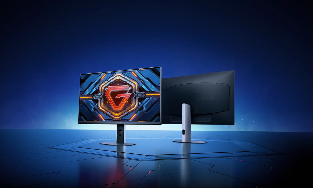 Voor- en achterkant van de Xiaomi Gaming Monitor G24i 2026 naast elkaar op een blauw podium