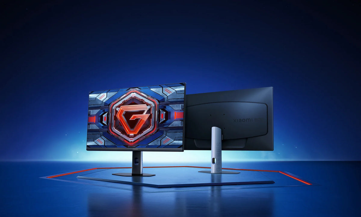 Voor- en achterkant van de Xiaomi Gaming Monitor G25i 2026 naast elkaar op een blauw verlicht podium