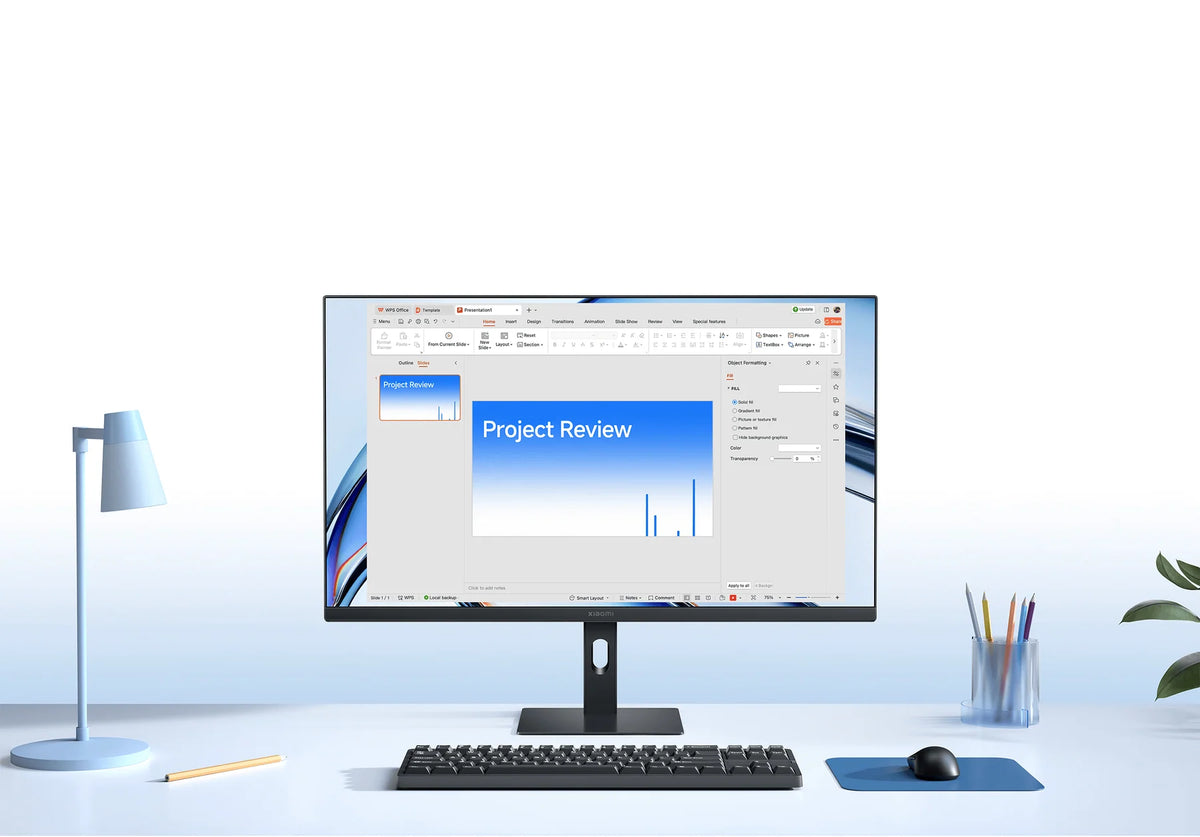 Xiaomi Monitor A24i 2026 op een thuiswerkplek met een presentatie op het scherm