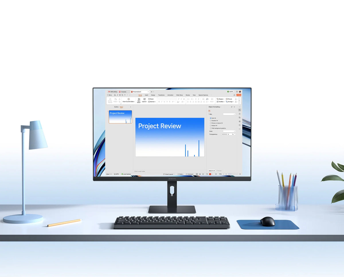 Xiaomi Monitor A27i 2026 op een thuiswerkplek met een spreadsheet op het scherm