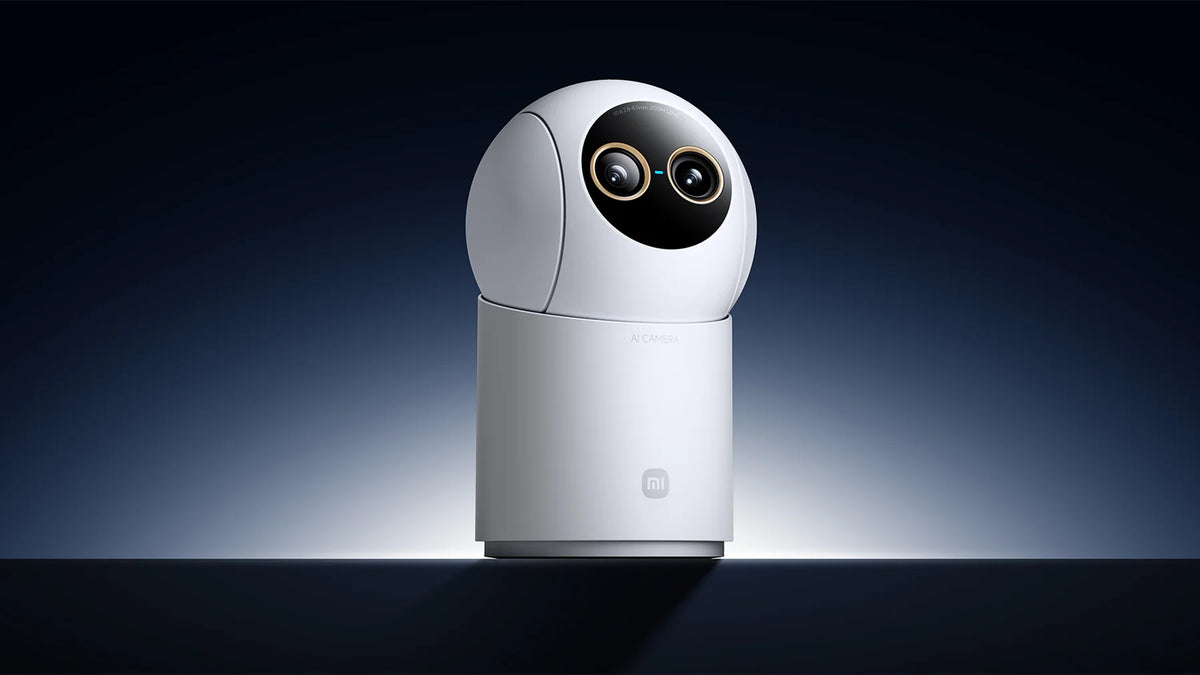 Xiaomi Smart Camera C701 Pro op een donkere achtergrond met tegenlicht