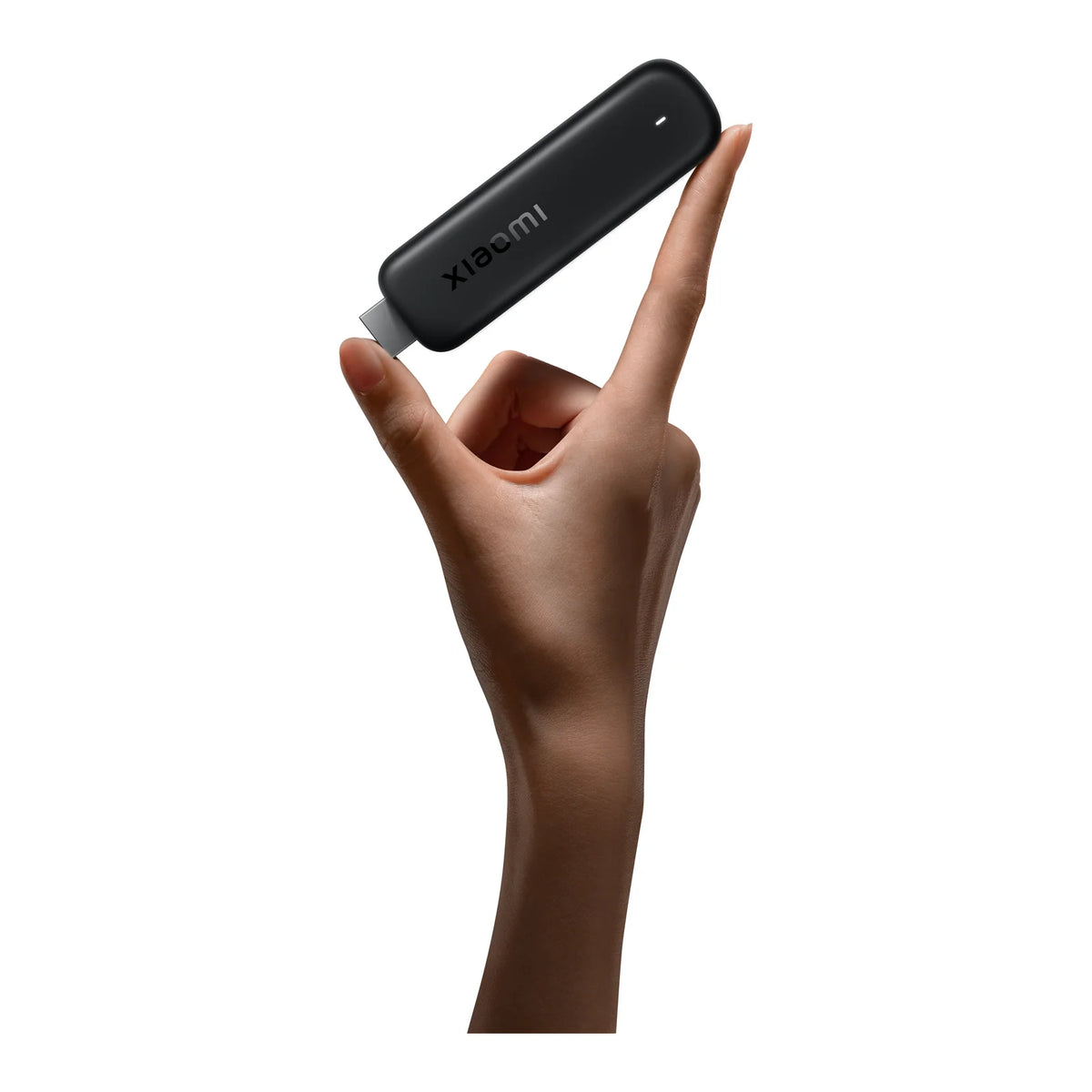 Xiaomi TV Stick HD (2nd Gen) tussen duim en wijsvinger, 44 gram licht