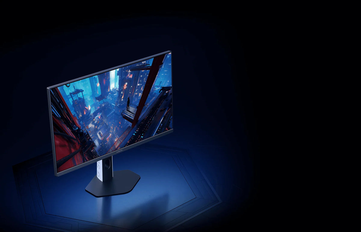 Game in een neonstad op de Xiaomi Gaming Monitor G27i 2026, schuin van voren gezien