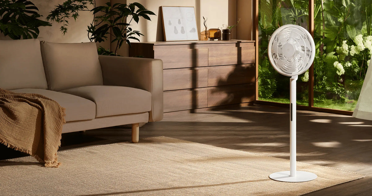 Xiaomi Mijia Smart Standing Fan Pro Slim in de woonkamer bij de openslaande deuren