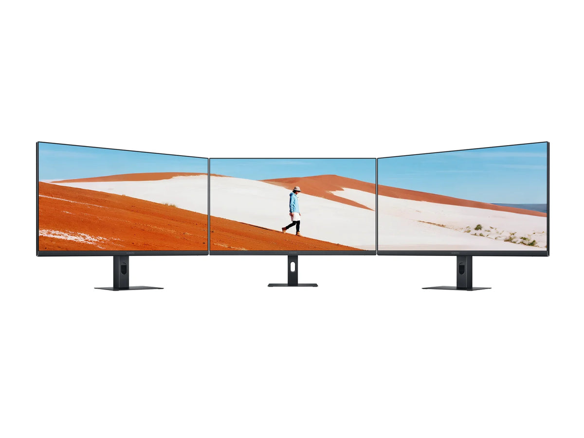Drie Xiaomi Monitor A27i 2026-schermen naast elkaar met een doorlopend woestijnbeeld