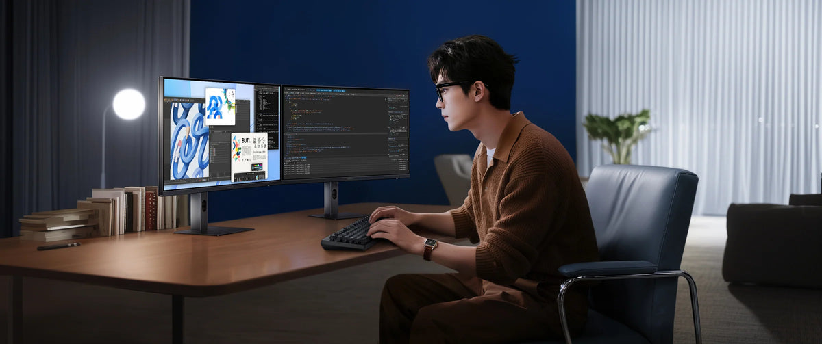 Thuiswerker met twee vensters naast elkaar op de Xiaomi 2K Monitor A27Qi 2026
