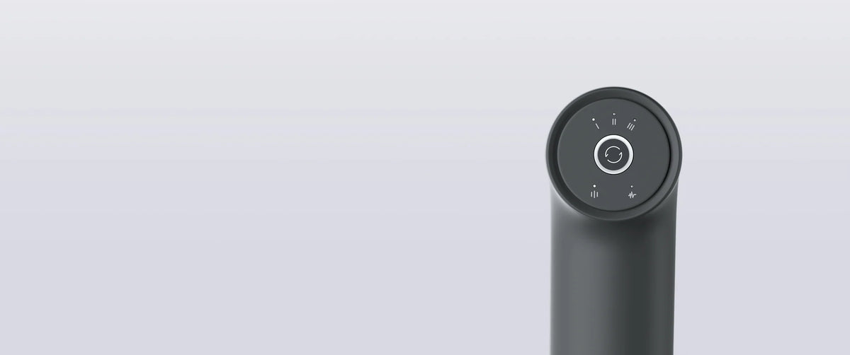 Lichtring en knop op de achterkant van de Xiaomi Massage Gun Mini 2
