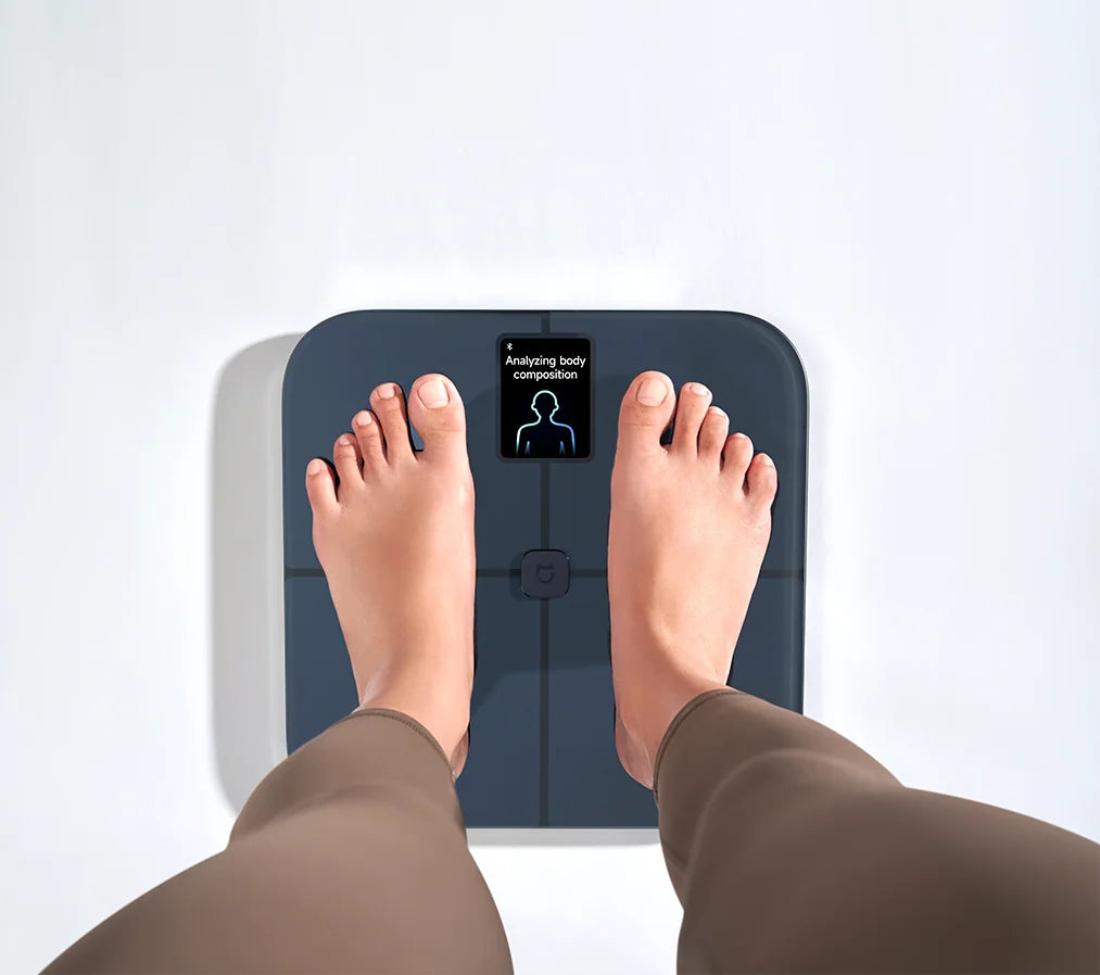 Bovenaanzicht van een meting van de lichaamssamenstelling op de Xiaomi Mijia Body Composition Scale S400 Pro