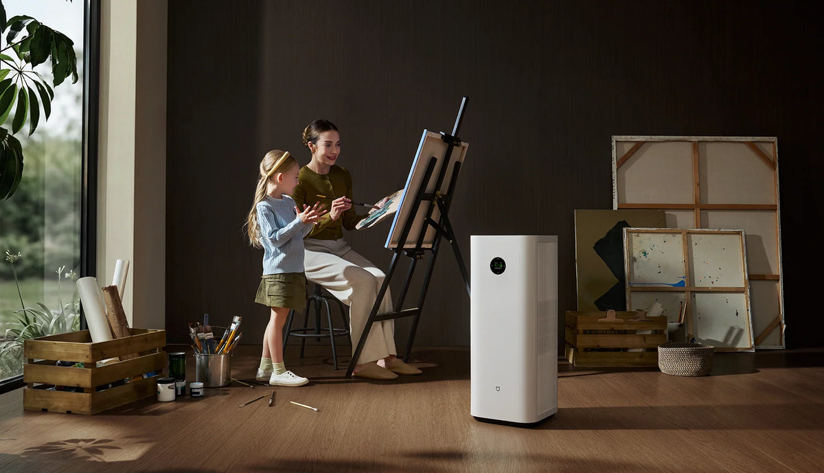 Moeder en dochter schilderen naast de Xiaomi Mijia Smart Air Purifier 6 Plus