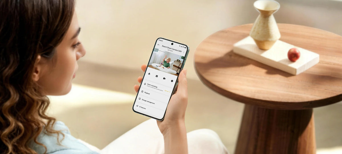 Vrouw kijkt via de Xiaomi Home app live mee met de Xiaomi Smart Camera C401