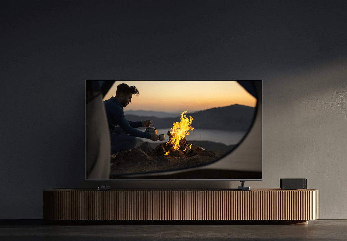 Tv op een laag dressoir met een film via de Xiaomi TV Stick HD (2nd Gen)