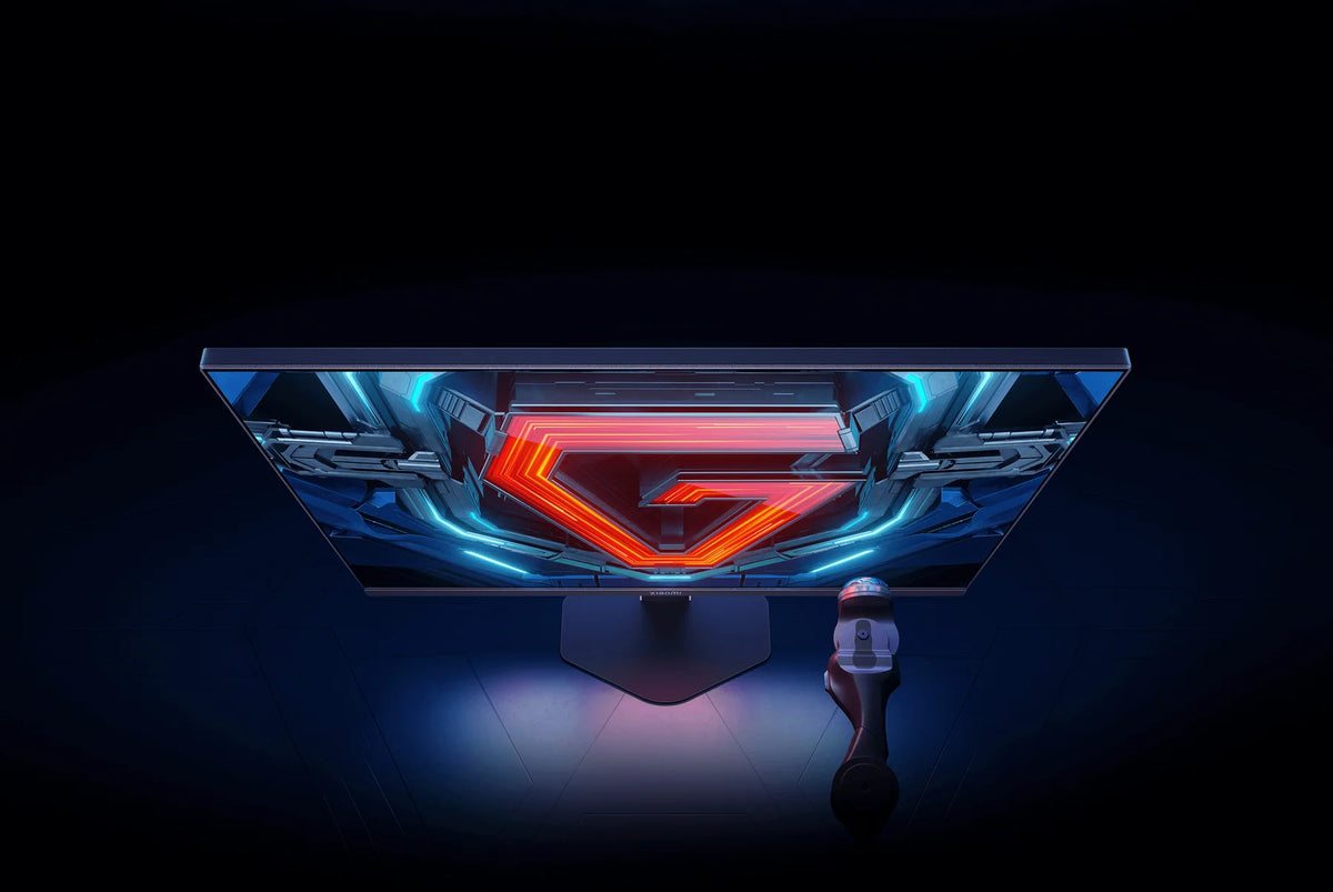 Xiaomi Gaming Monitor G27i 2026 van bovenaf gezien, met het G-logo op het scherm