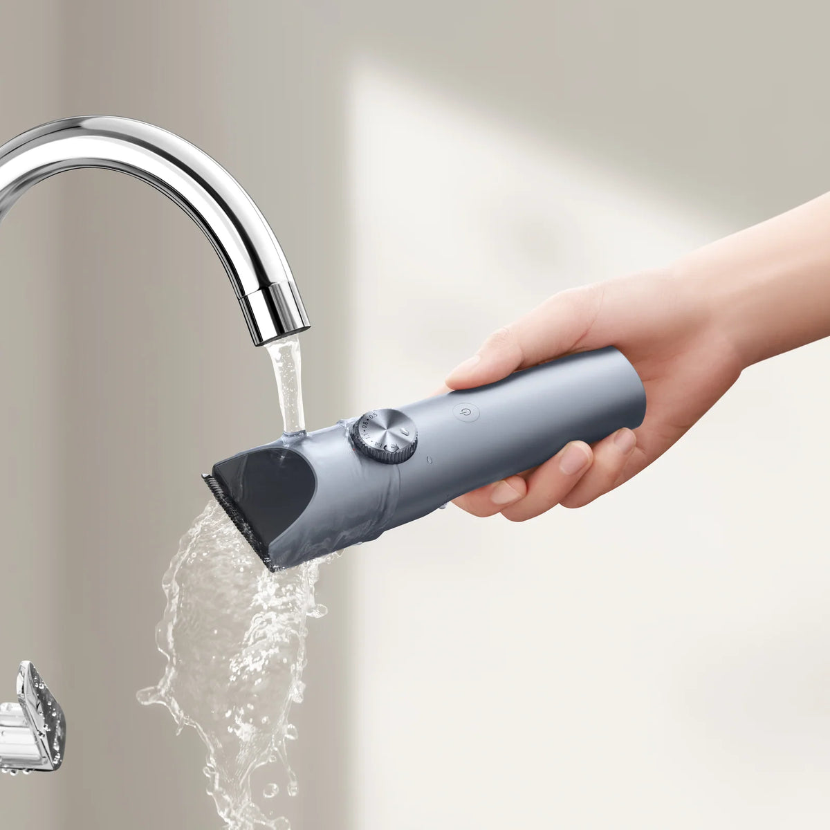 Xiaomi Hair Clipper 2 wordt onder de kraan afgespoeld