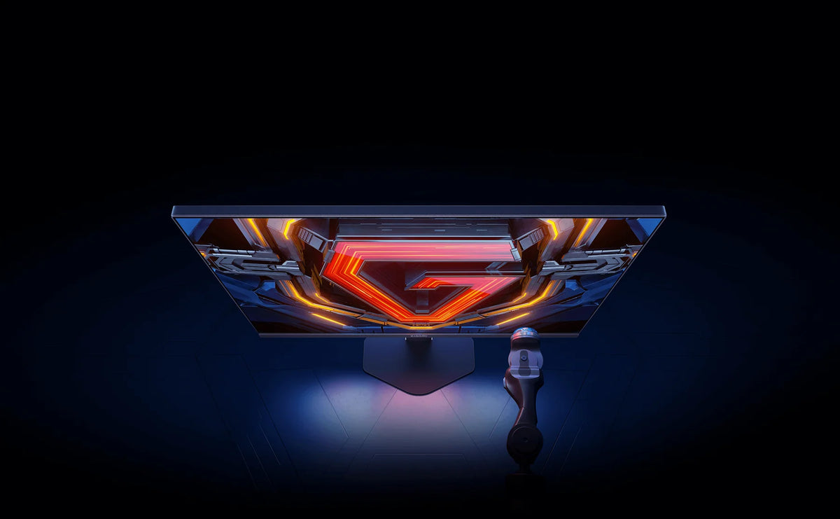 Xiaomi Gaming Monitor G24i 2026 van onderaf gezien met het oplichtende G-logo