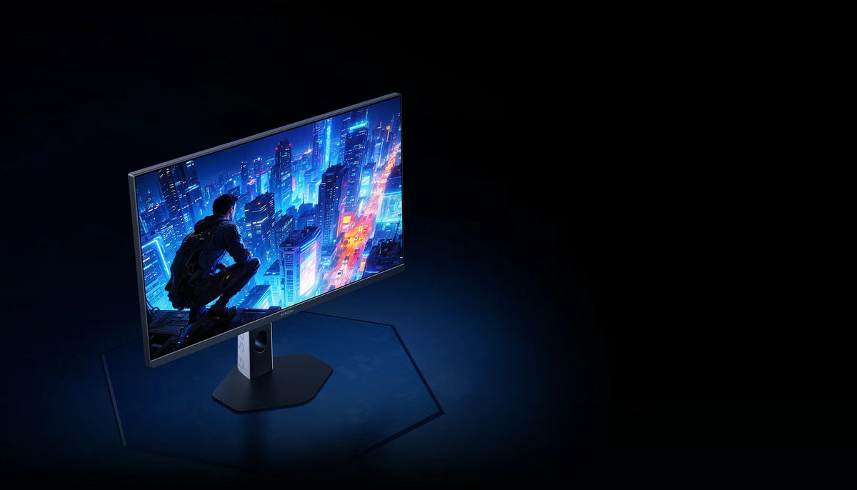 Game in een neonstad op de Xiaomi Gaming Monitor G25i 2026, schuin van voren gezien