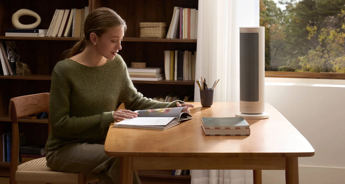 Xiaomi Smart Graphene Heater op het bureau in een werkkamer