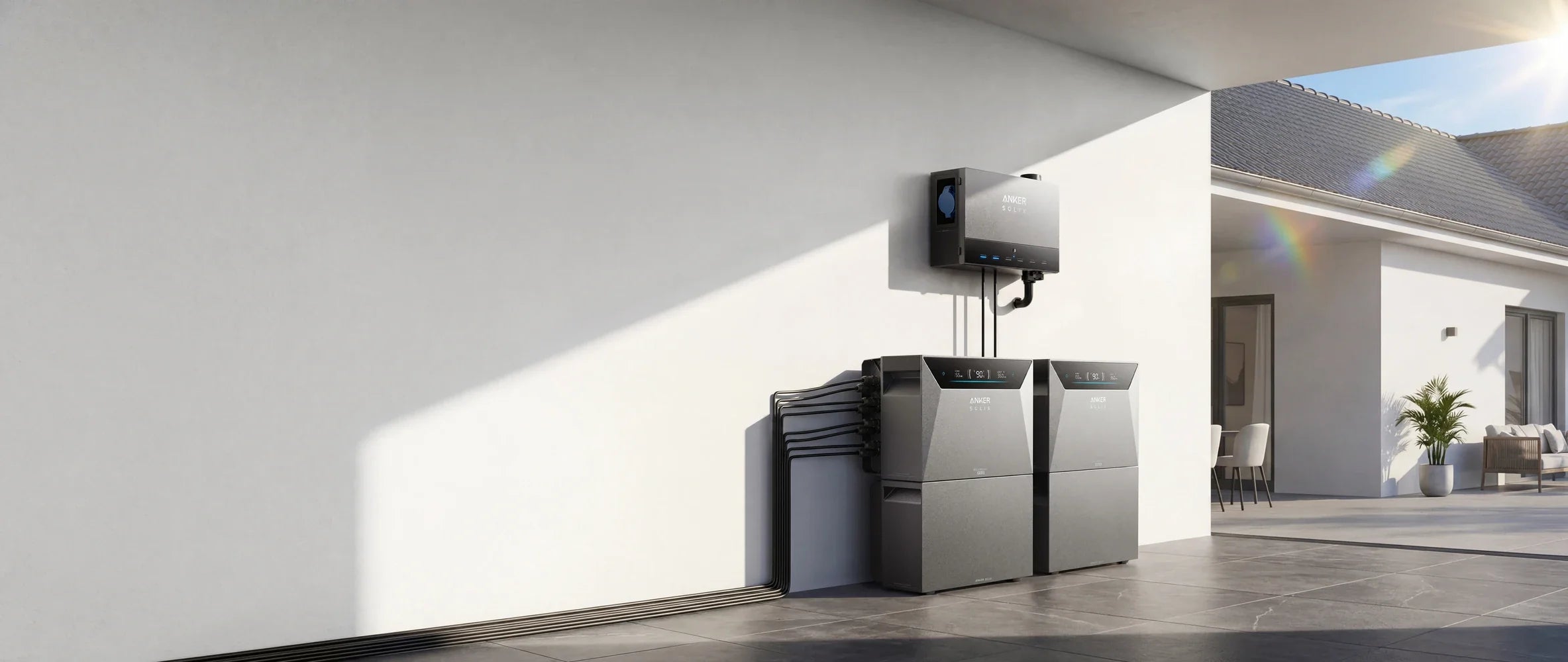 Anker SOLIX Solarbank 4 E5000 Pro met uitbreidingsaccu's tegen de muur van een woning