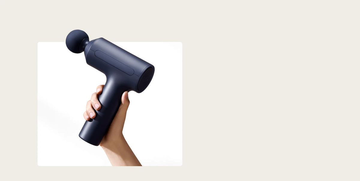 Xiaomi Massage Gun 2 in de hand, met de ronde opzetkop