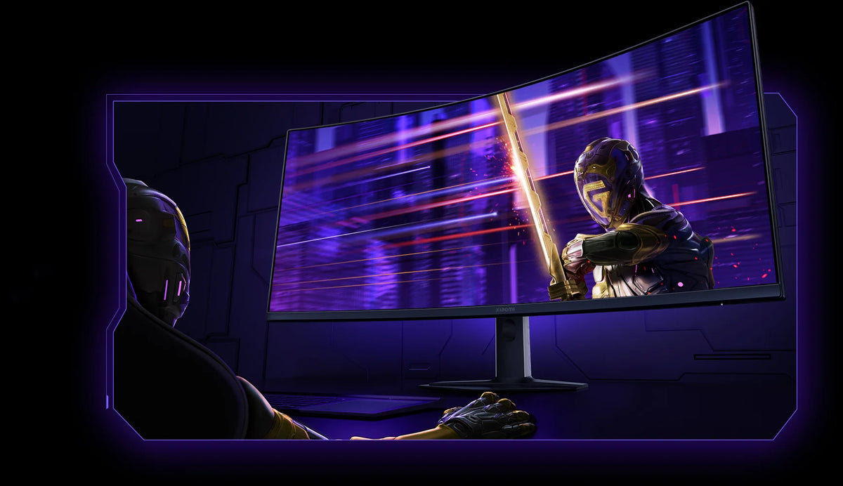 Gamer achter de Xiaomi Curved Gaming Monitor G34WQi 2026 tijdens een avondsessie, met minder blauw licht