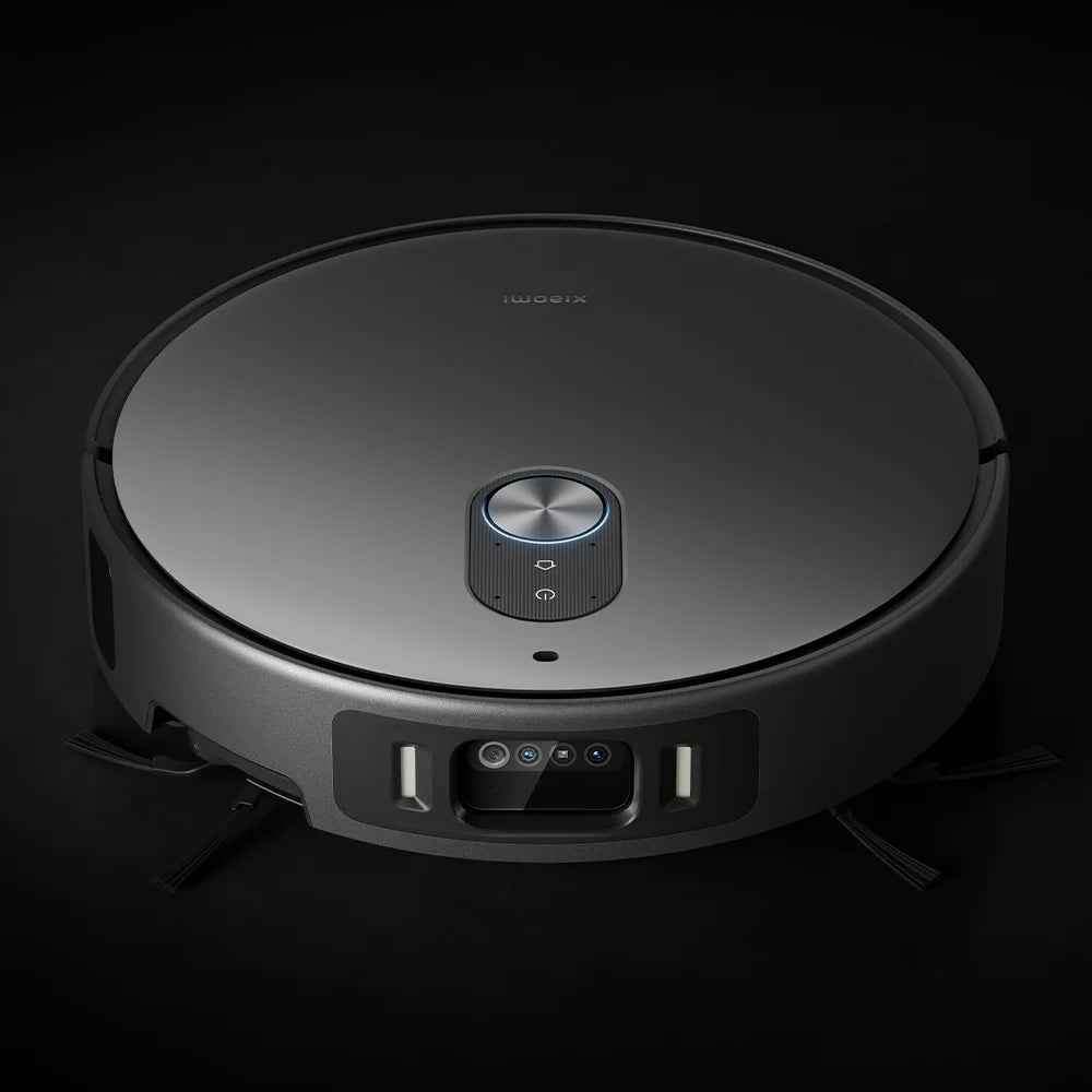 Xiaomi Robot Vacuum 6 Max frontaal tegen een donkere achtergrond