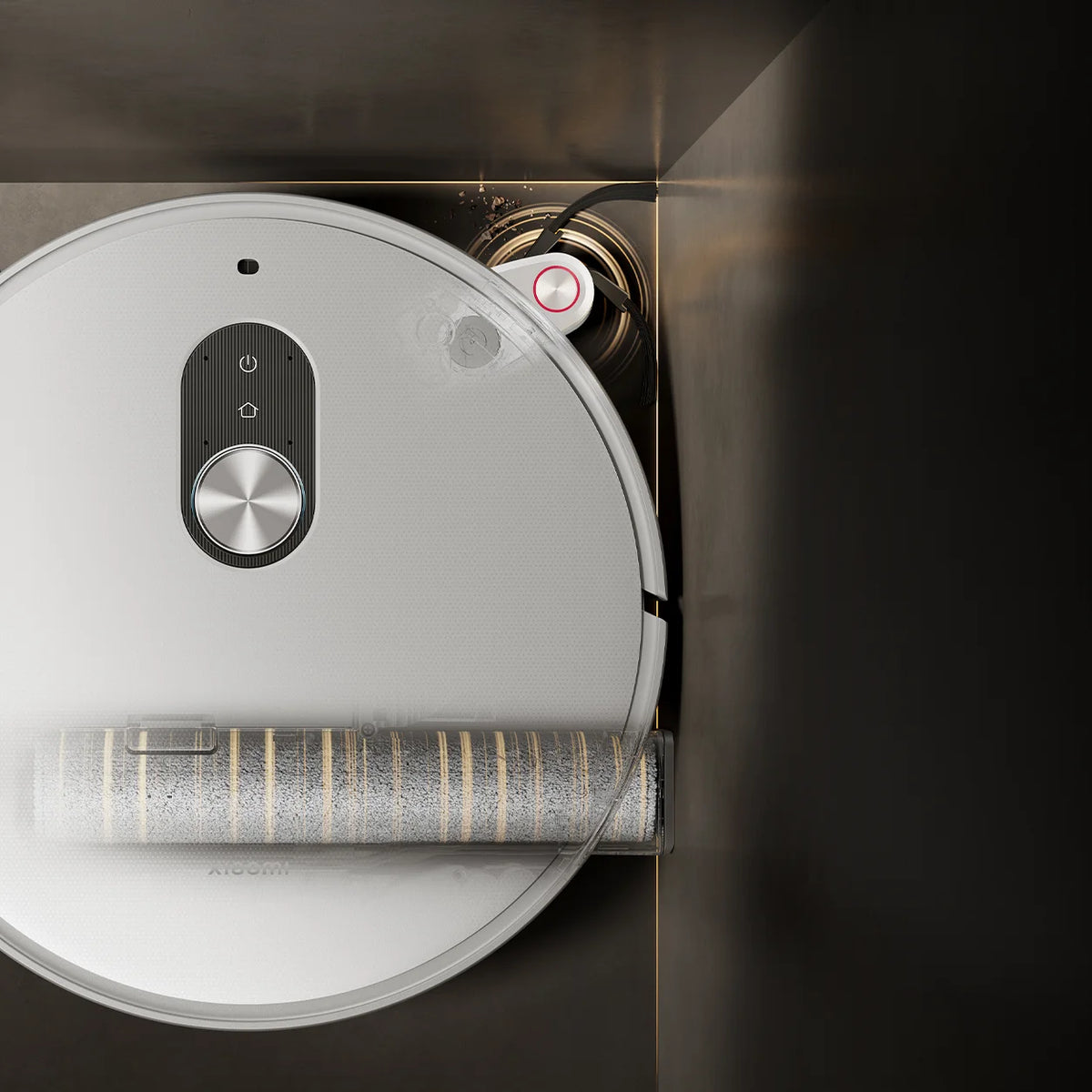 Bovenaanzicht: de Xiaomi Robot Vacuum 6 Pro schuift zijborstel en rollermop uit in een hoek