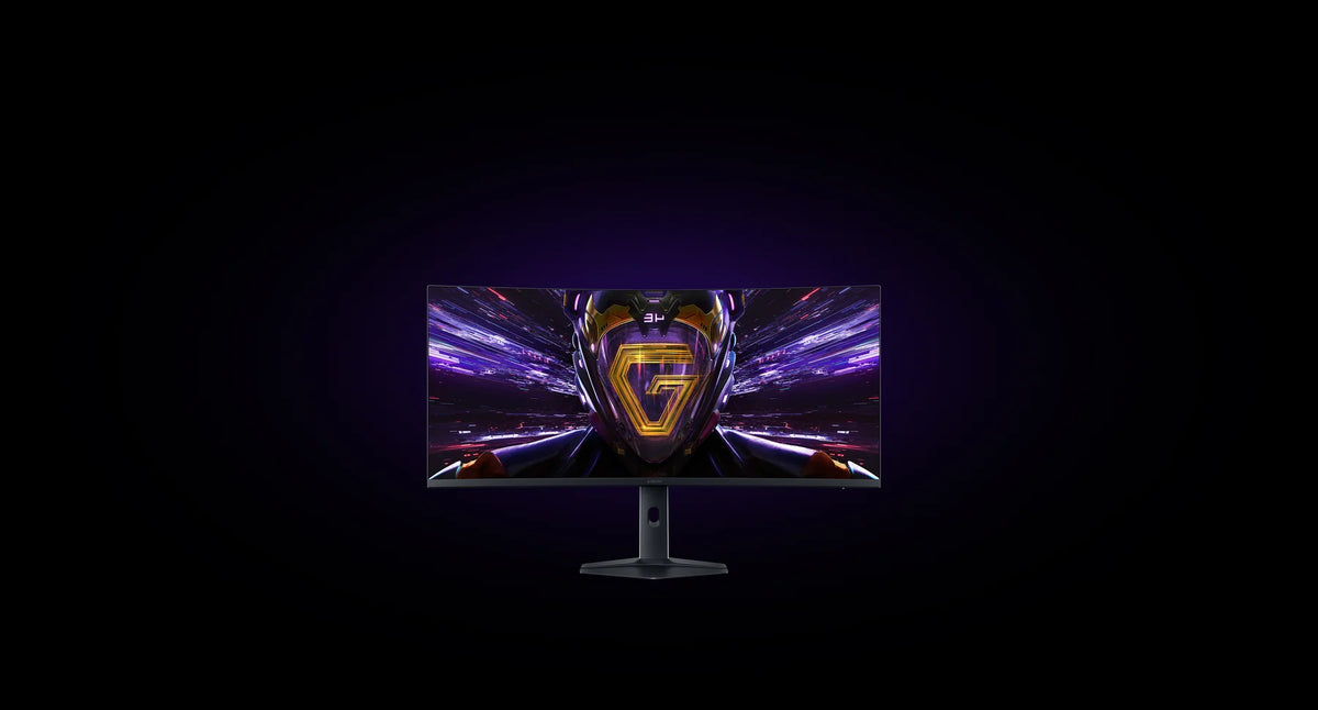 Xiaomi Curved Gaming Monitor G34WQi 2026 op de in hoogte verstelbare voet tegen een donkere achtergrond