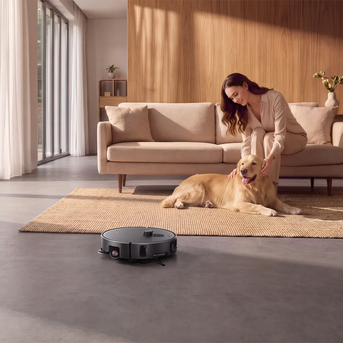 Vrouw met hond op het kleed terwijl de Xiaomi Robot Vacuum 6 Max de woonkamer zuigt
