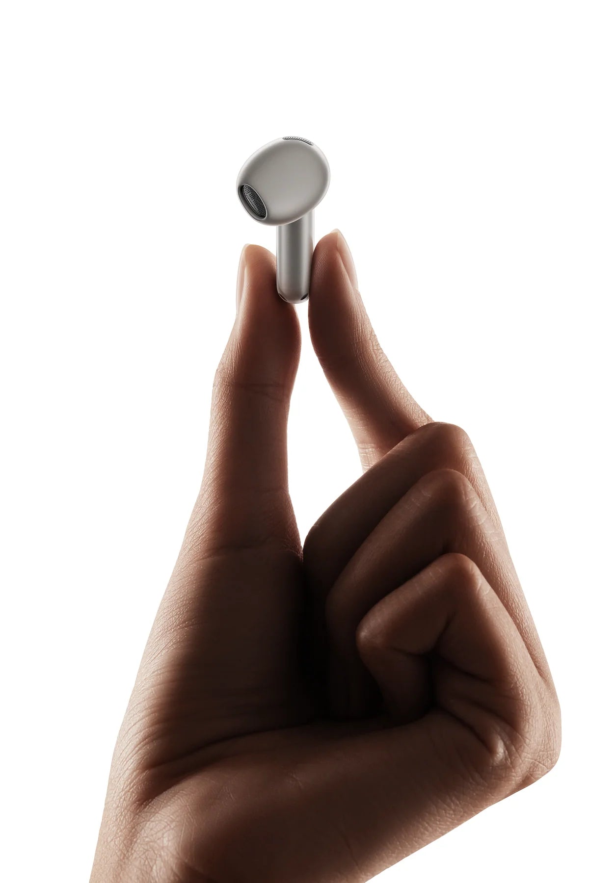 Hand die een grijs dopje van de Xiaomi Buds 6 vasthoudt