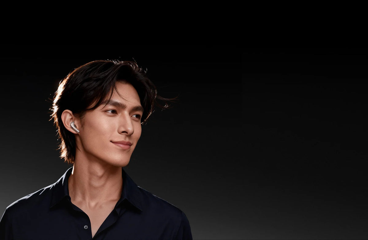 Man met de Xiaomi Buds 6 in zijn oor