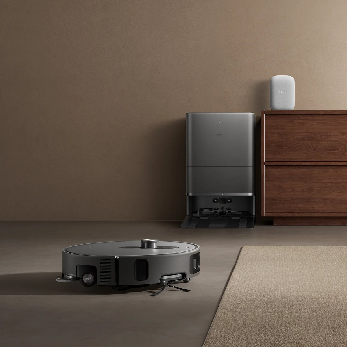 Woonkamer met dressoir waar de Xiaomi Robot Vacuum 6 Max voor zijn station rijdt