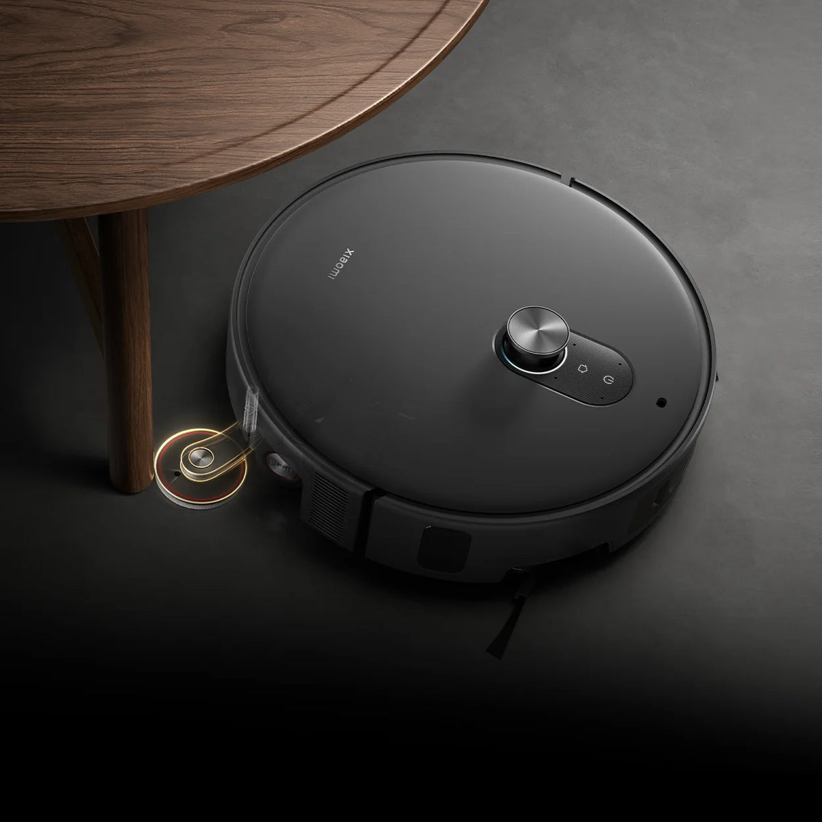 Xiaomi Robot Vacuum 6 Max rijdt onder een houten tafel door