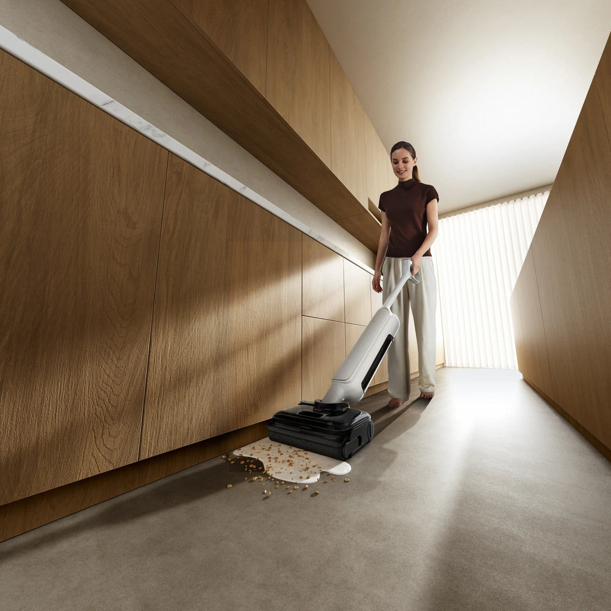 Vrouw maakt de gang schoon met de Xiaomi Truclean W30 Pro