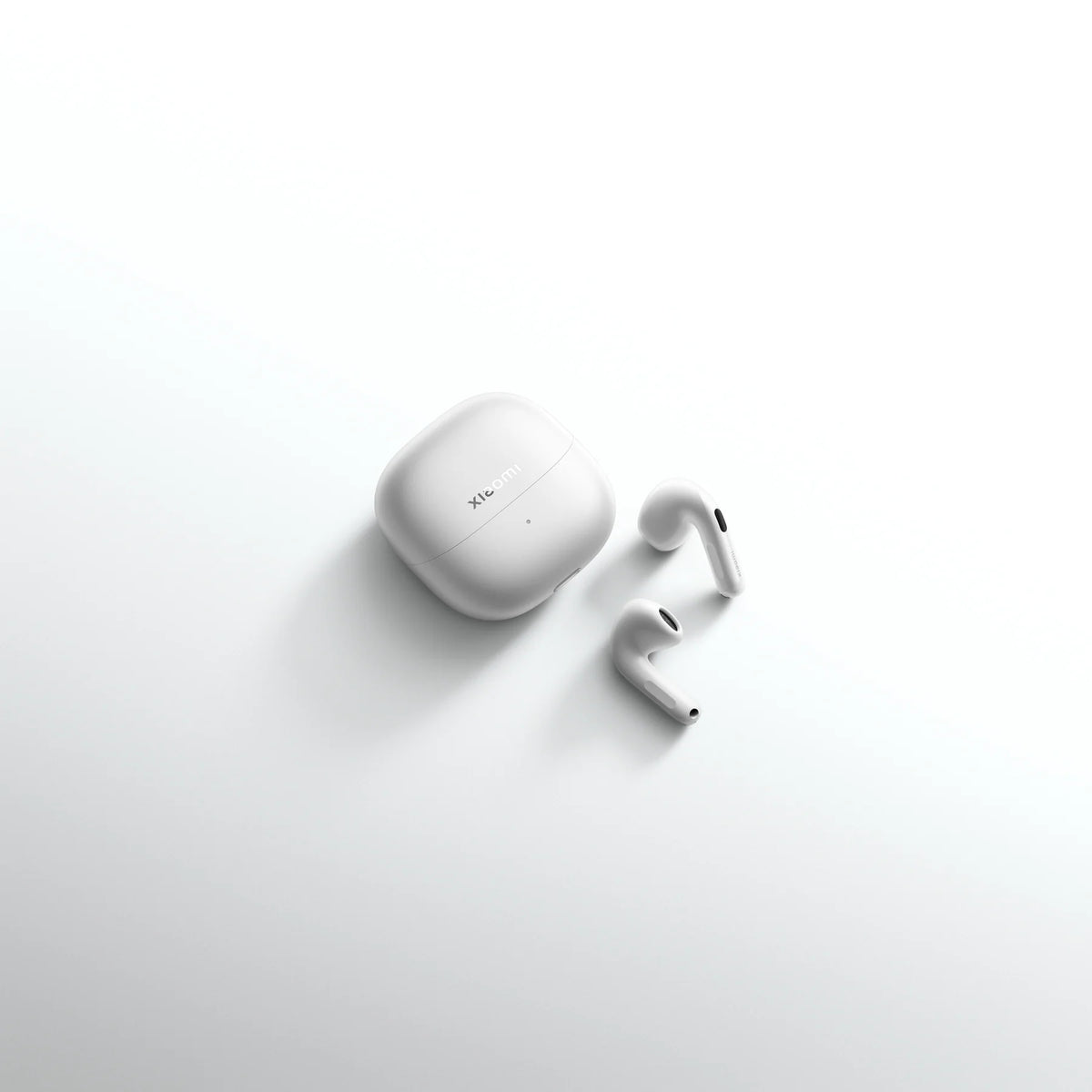 Witte Xiaomi Buds 6 met oplaadcase in zacht licht