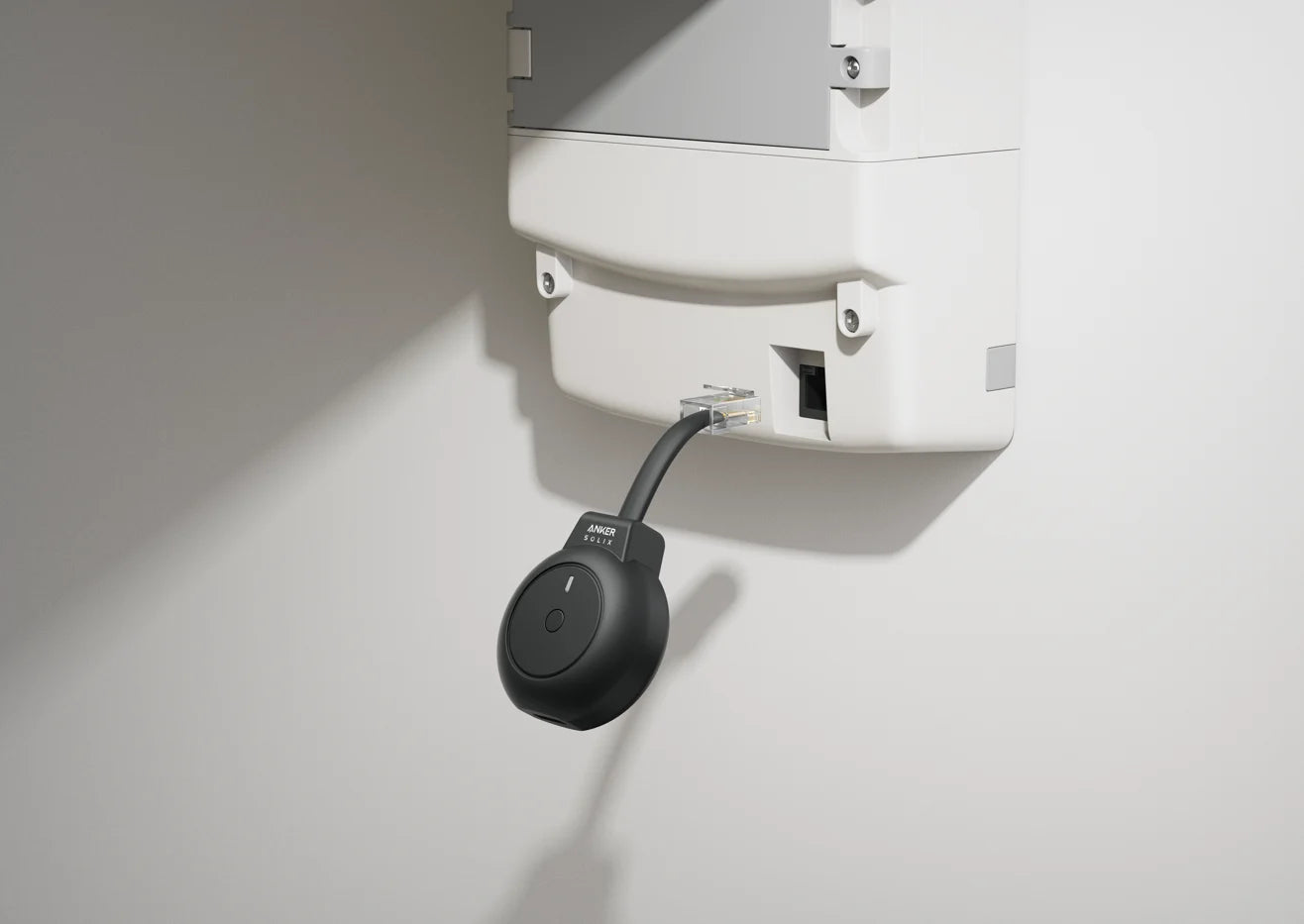 Close-up van de Anker SOLIX P1 Meter aangesloten op de P1-poort van een slimme meter voor slim energiebeheer.