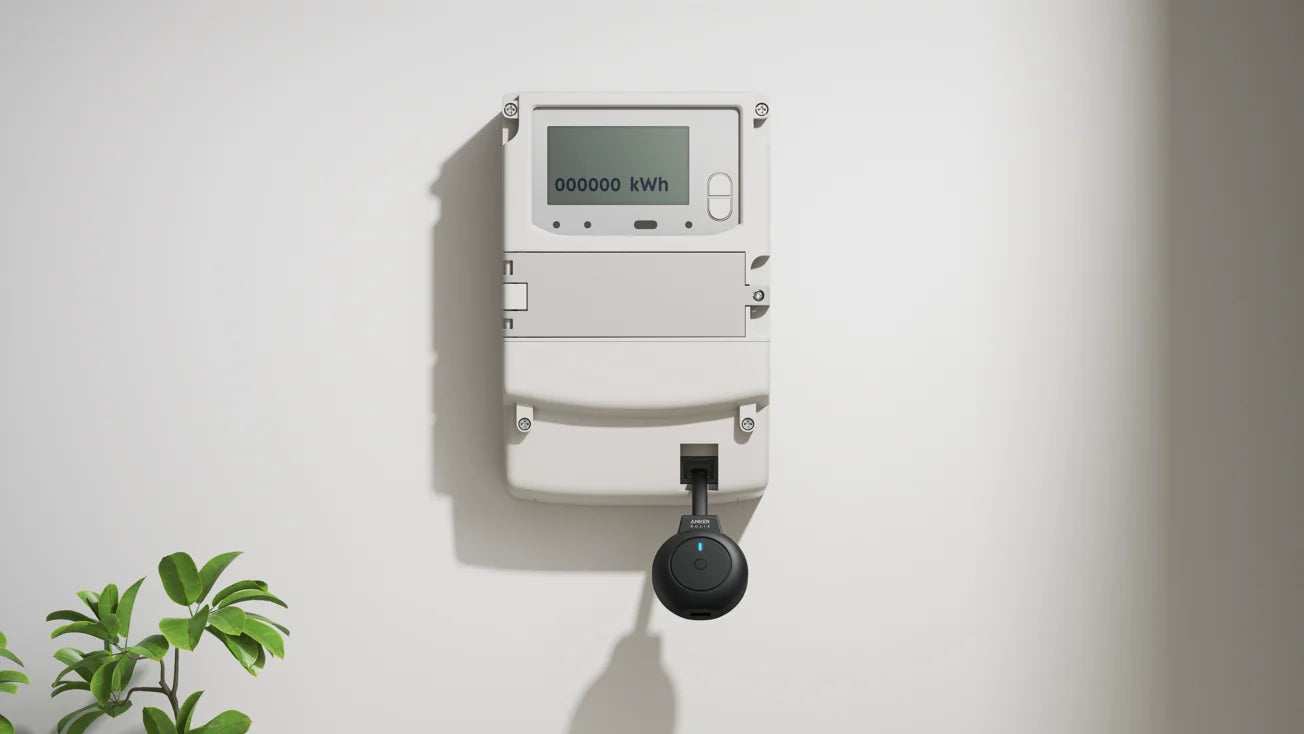 Anker SOLIX P1 Meter aangesloten op de P1-poort van een slimme meter voor realtime monitoring van stroomverbruik en teruglevering.