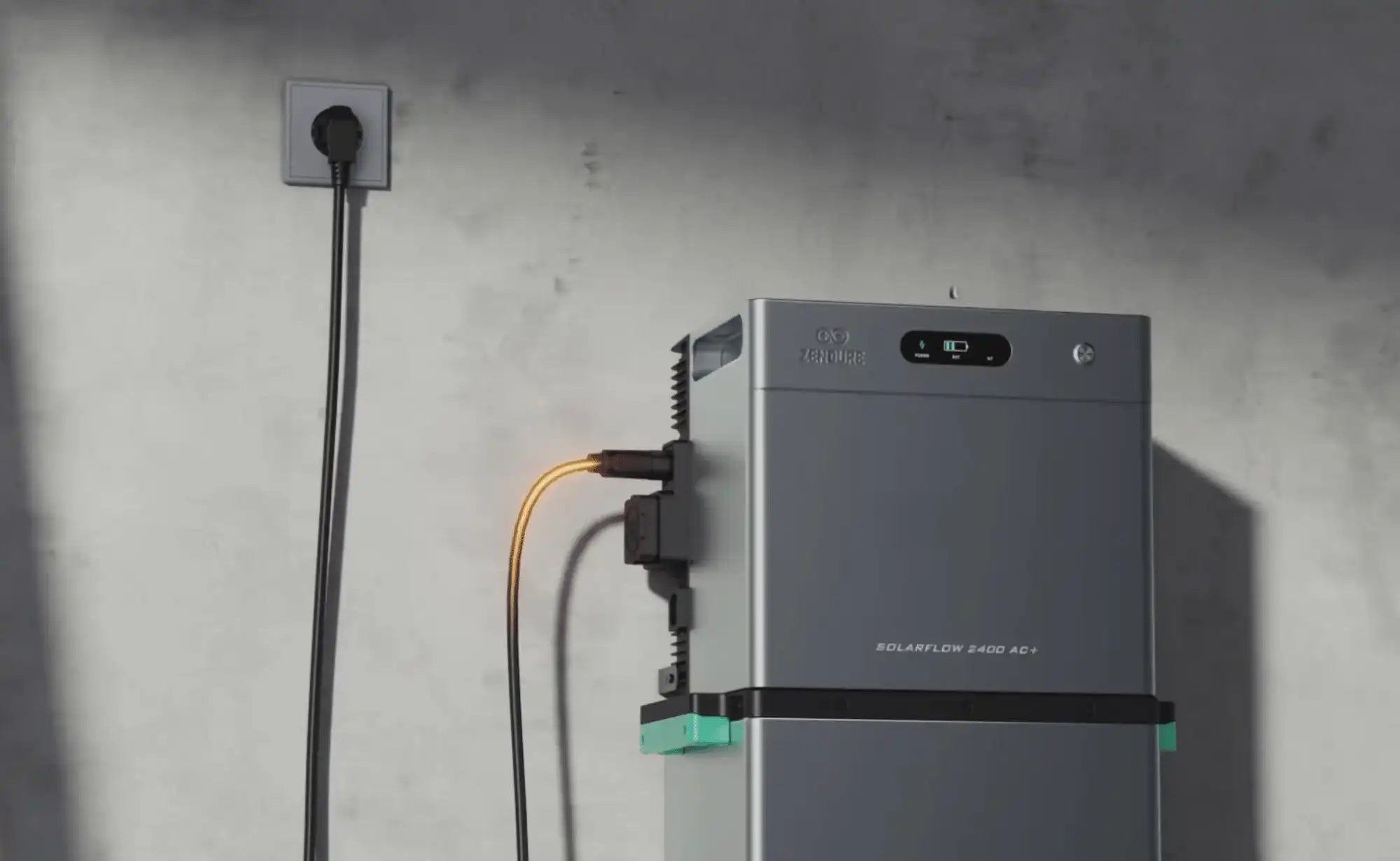 Zendure SolarFlow 2400 AC+ thuisbatterij geïnstalleerd aan de muur in een woning met wandcontactdoos