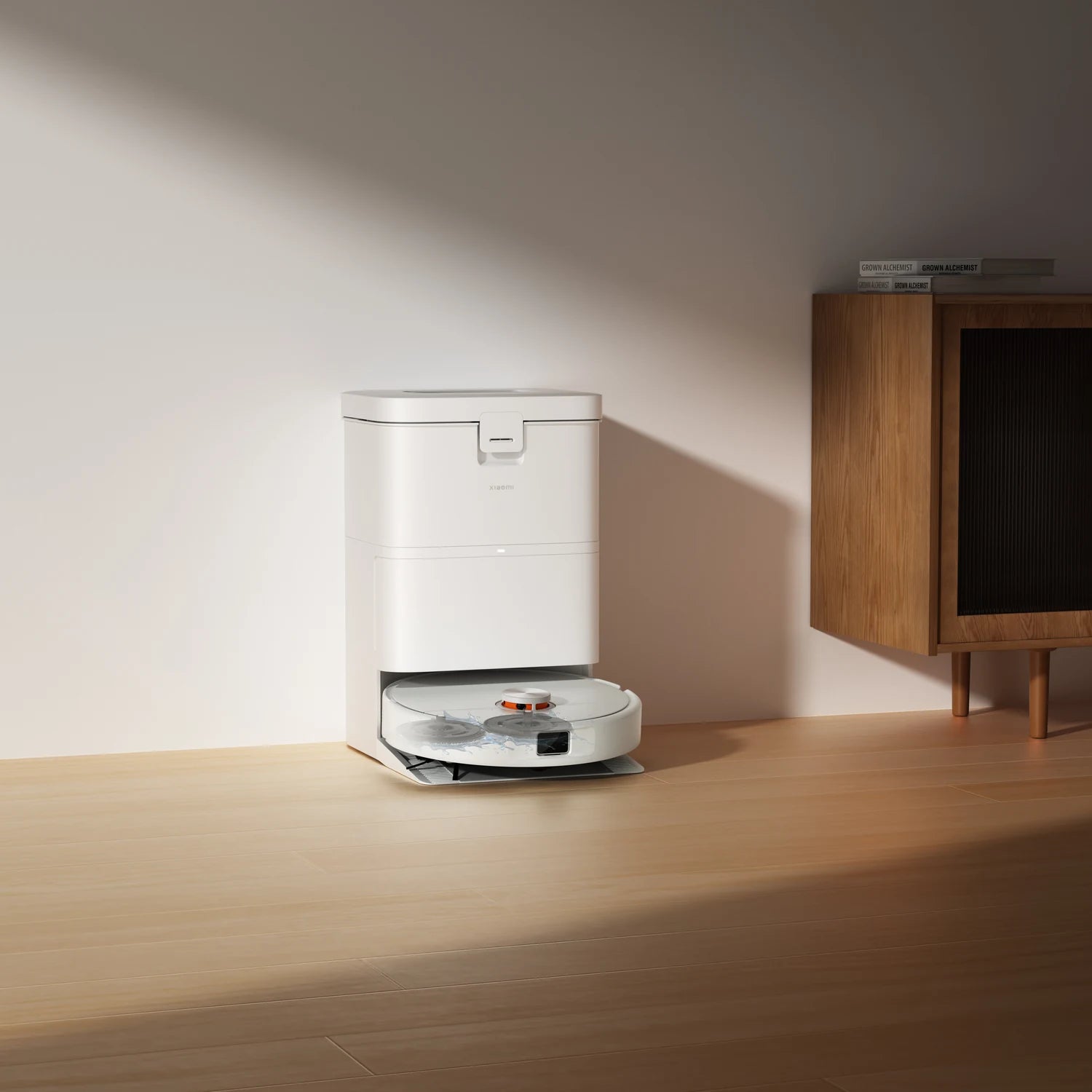 Xiaomi Robot Vacuum H50 robotstofzuiger rijdt uit het station om te gaan stofzuigen
