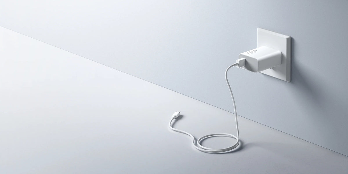 Xiaomi 100W Charging Combo (Type-A) in een stopcontact met de kabel naar beneden