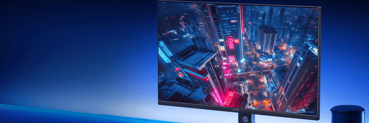 Xiaomi 2K Gaming Monitor G27Qi 2026 met een stadsbeeld op het scherm, in een ruimte met blauwe ledverlichting