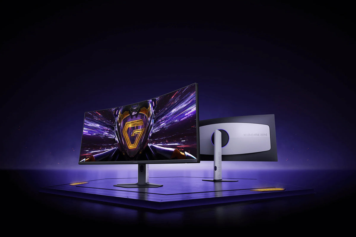De Xiaomi Curved Gaming Monitor G34WQi 2026 van voren en van achteren op een verlicht podium