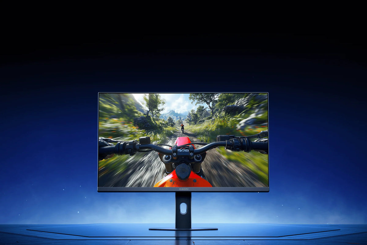 Motorgame op de Xiaomi Gaming Monitor G24i 2026 in een blauw verlichte ruimte