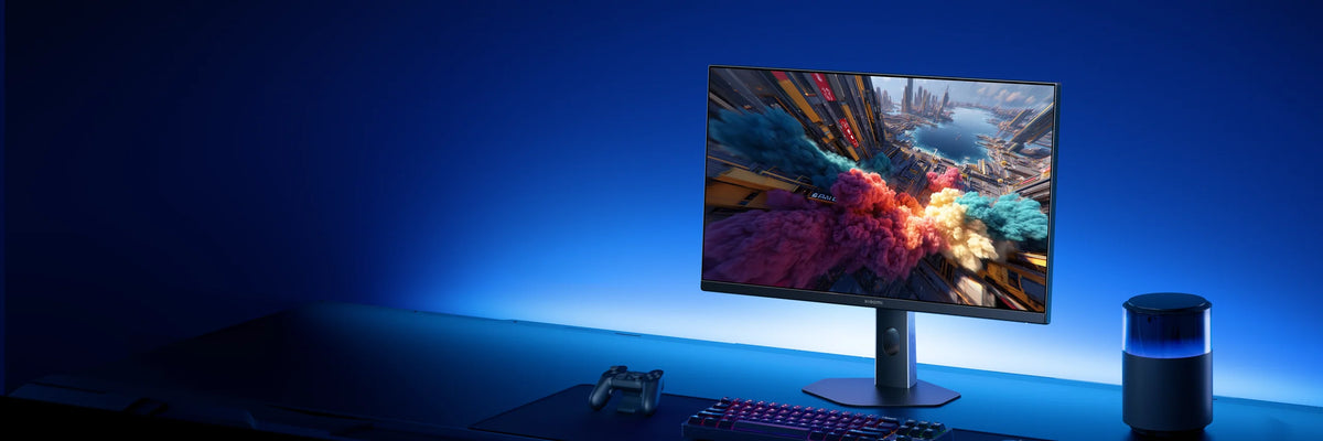 Xiaomi Gaming Monitor G27i 2026 op een bureau met blauwe ledverlichting en een kleurrijke game op het scherm
