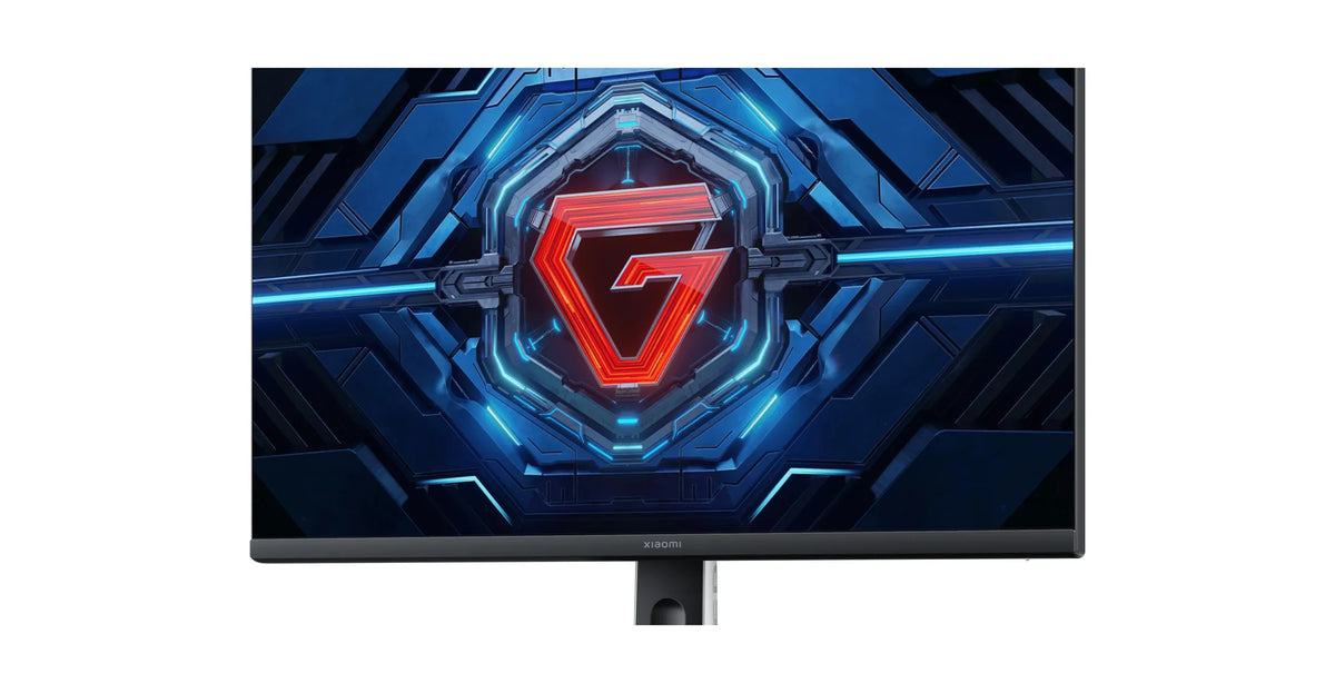 Xiaomi Gaming Monitor G27i 2026 schuin van links met het G-logo op het scherm, op een witte achtergrond